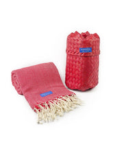 Le Très Grand Krama Chaud Epais Rouge Cerise dans son écrin en feuille de palmier (220x110cm - Format Plaid)